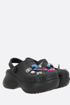 Décolletés E Slingbacks>BALENCIAGA mule Crocs™ Jibbitz™ in gomma con charm Nero